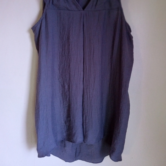 Vera Wang sleeveless V-Neck pintuck women's size medium - Picture 2 of 8